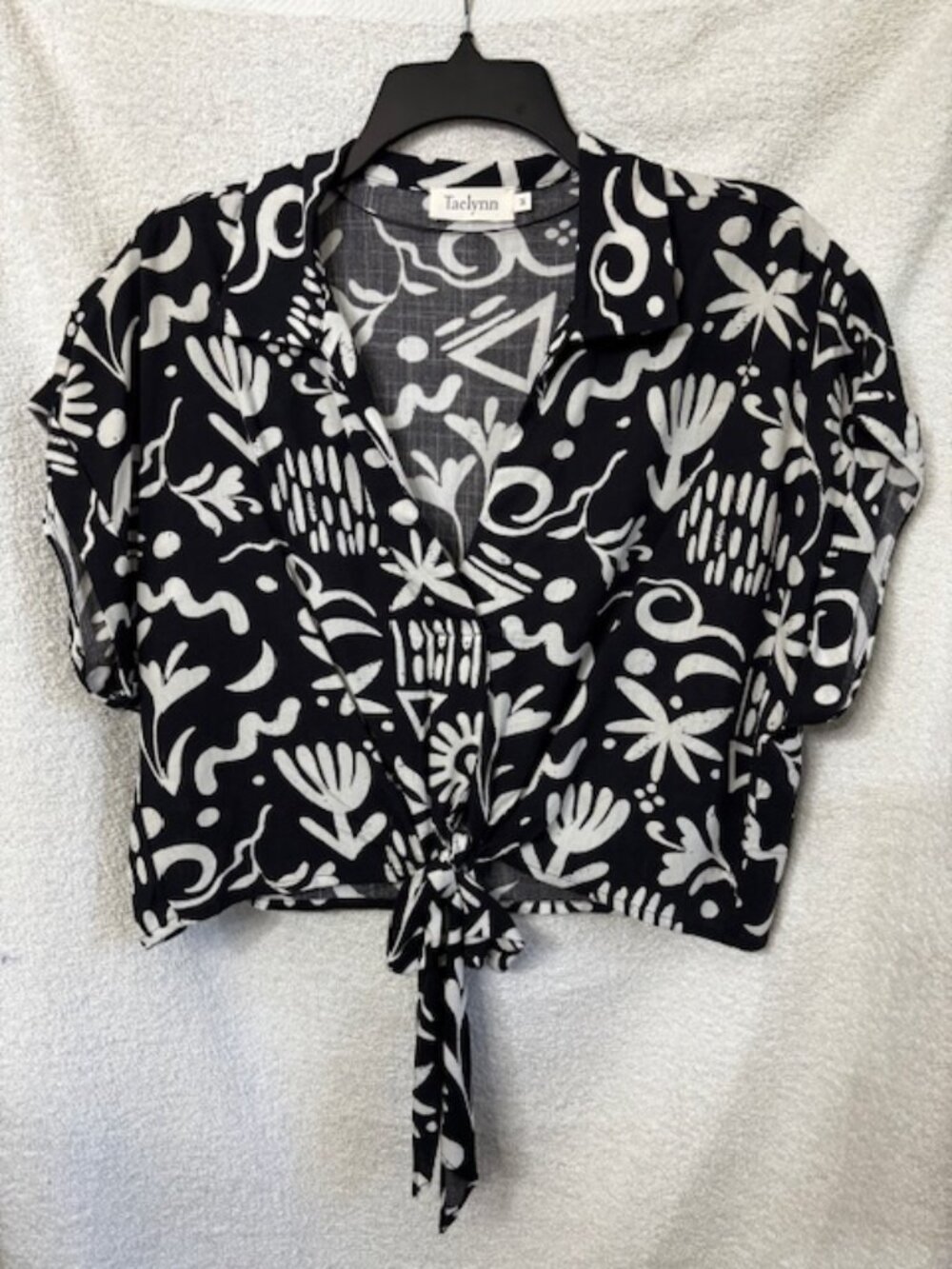 Taelynn crop tie front short sleeve blouse in a graphic print NWOT Size M